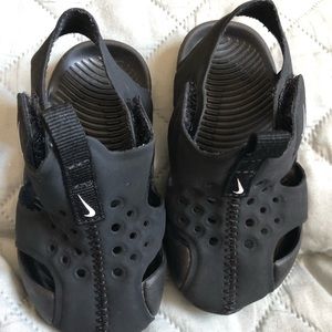 Nike toddler sandals 5c. Black. Great condition.